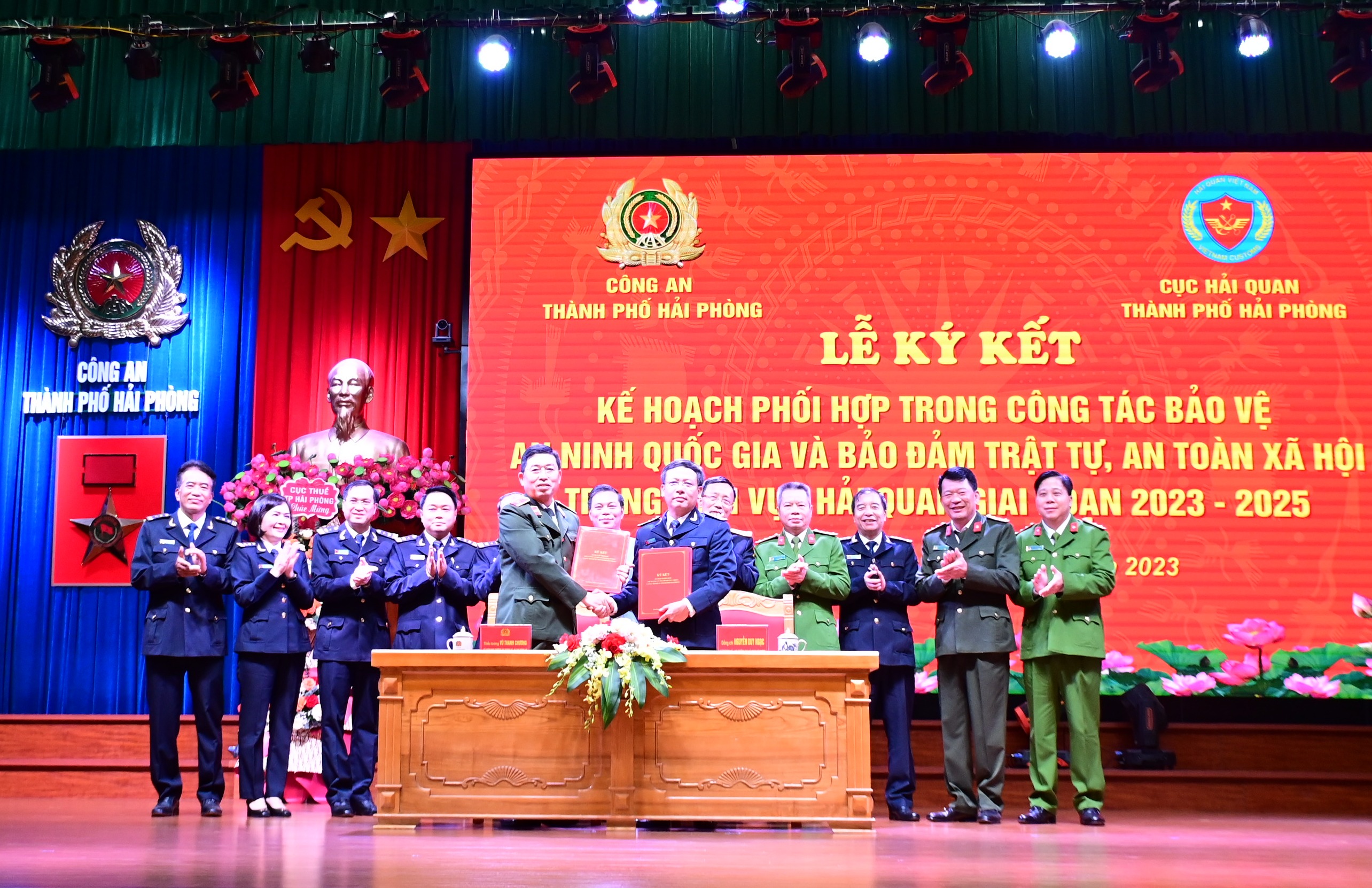 Ký kết “Kế hoạch phối hợp trong công tác bảo vệ an ninh quốc gia và bảo đảm trật tự, an toàn xã hội trong lĩnh vực hải quan giai đoạn 2023-2025” với Cục Hải quan